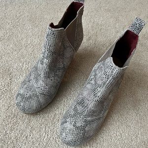 Toms women’s ankle boots- size 7. Worn Twice. Great condition!